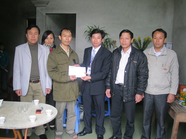 Đại diện PTI Bắc Ninh trao số tiền bảo hiểm cho anh Nguyễn Văn Quế  - chồng chị Quỳnh