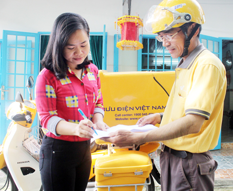 Nhân viên Bưu điện tỉnh Đồng Nai tiếp nhận hồ sơ của Trường mầm non Tân Phong, TP.Biên Hòa.