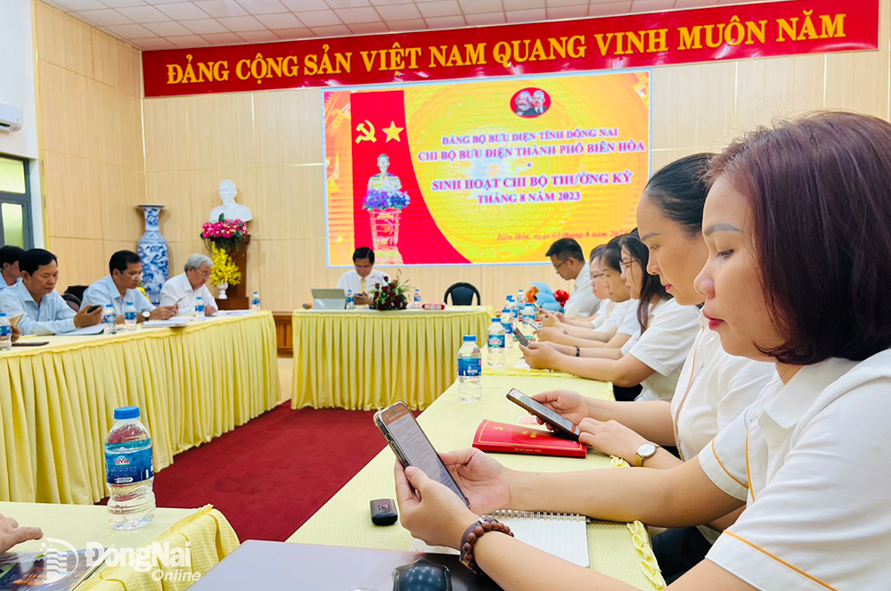 Các Đảng viên Chi bộ Bưu điện Biên Hòa ứng dụng Sổ tay đảng viên điện tử tại buổi sinh hoạt Đảng định kỳ tháng 8-2023