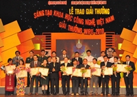 Tại lễ trao giải thưởng sáng tạo khoa học - công nghệ Việt Nam 2010